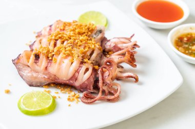 Sarımsaklı kızarmış kalamar - deniz ürünleri tarzı.