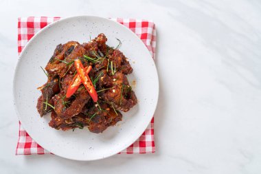 Kızarmış yayın balığını acı biberle karıştır - Asya usulü