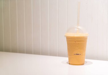 Kafe restoranında buzlu ve harmanlanmış kahve.