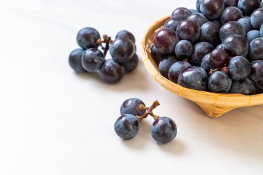 sepette taze siyah üzüm