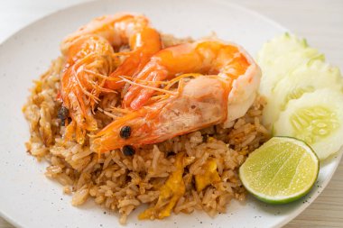 Dev Karidesler Tabakta Karides Ezmesi ile Kızarmış Pirinç