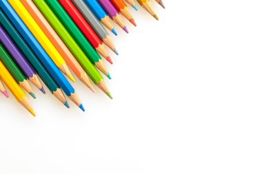 Kopyalama alanı olan beyaz arkaplan üzerindeki renk kalemi