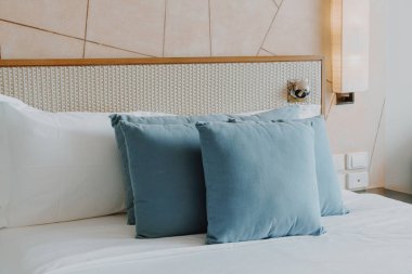 Yatak odasının içinde güzel ve rahat bir yastık dekorasyonu.