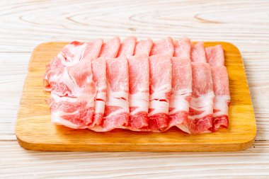 Dilimlenmiş taze domuz filetosu.