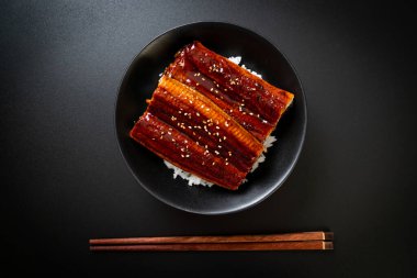 Japon yılan balığı pilav kasesi ya da Unagi don ile kızartılır.