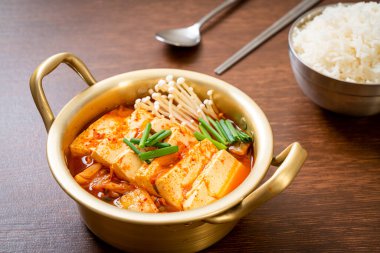  Yumuşak Tofulu Kimchi Çorbası veya Kore Kimchi Güveci - Kore Yemekleri Geleneksel Tarzı