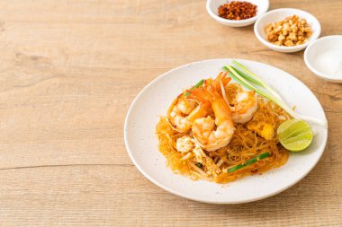 Vermicelli Pad Thai veya Tayland usulü karidesli kızartılmış vermicelli.