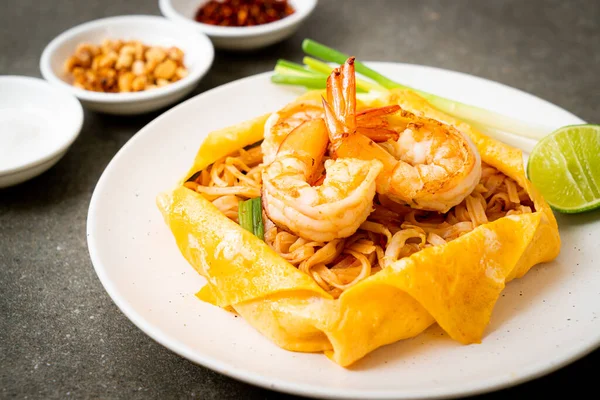 Macarrão Frito Mexido Tailandês Com Camarões Envoltório Ovos Pad Thai — Fotografia de Stock