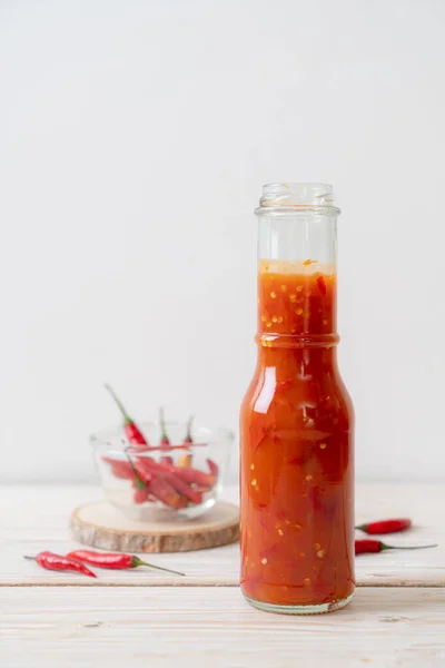 Chili Chili Saus Fles Pot Wwod Achtergrond — Stockfoto