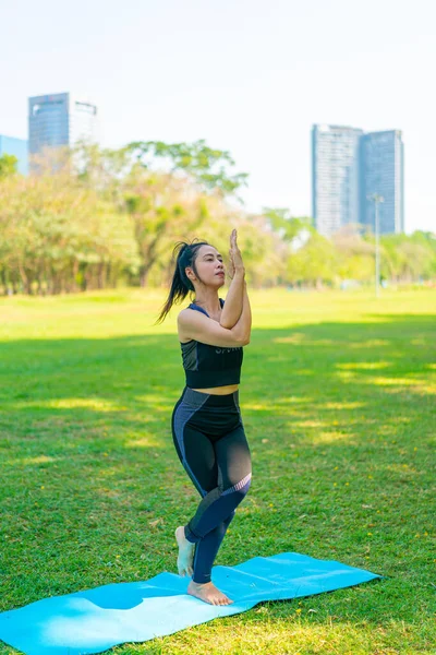 Asiatin Macht Yoga Und Entspannen Sie Sich Sommer Mit Sportbekleidung — Stockfoto