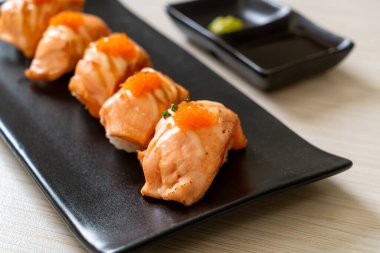 Japon usulü ızgara somon suşisi.