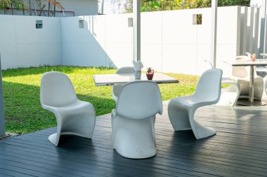 Kafe restoranında boş sandalye ve masa.