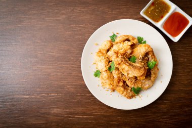 Tabakta sarımsaklı kızarmış balık.