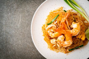 Vermicelli Pad Thai veya Tayland usulü karidesli kızartılmış vermicelli.