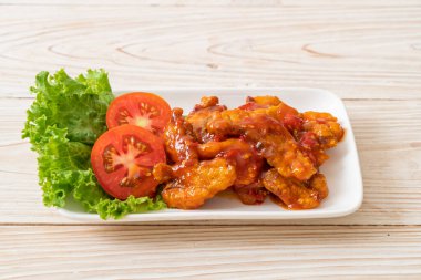 Kızarmış balığın üstünde 3 farklı tat (tatlı, ekşi, baharatlı) biber sosu