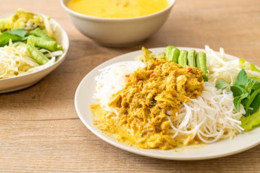 Tayland Pirinç Eriştesi ve Yengeç Körisi ve Çeşitli Sebzeler Tayland yerel güney yemekleri