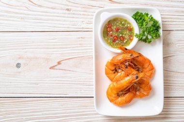 fırında tuzlanmış karides ya da deniz ürünleri soslu karides - deniz ürünleri tarzı.