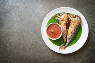 Baharatlı karides soslu kızarmış uskumru balığı, Tayland usulü.
