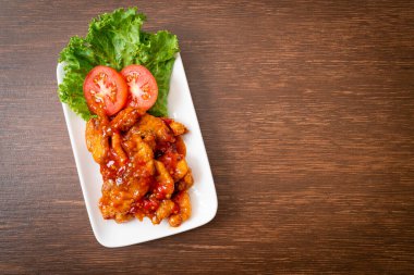 Kızarmış balığın üstünde 3 farklı tat (tatlı, ekşi, baharatlı) biber sosu