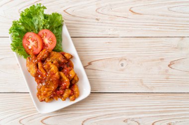 Kızarmış balığın üstünde 3 farklı tat (tatlı, ekşi, baharatlı) biber sosu