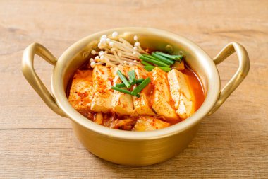 Yumuşak Tofulu Kimchi Çorbası veya Kore Kimchi Güveci - Kore Yemekleri Geleneksel Tarzı