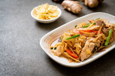 Zencefilli kızarmış tavuk. Asya usulü.