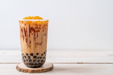 Tahta masada köpüklü Tayvan sütü çayı