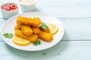 Kızarmış balık çubuğu ya da soslu patates kızartması.