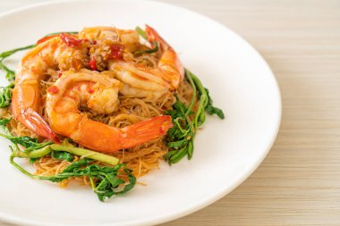 Kızarmış pirinç vermicelli ve karidesli su mimozası.