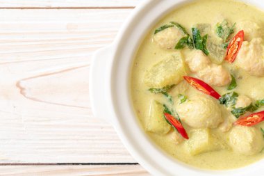 Kıymalı yeşil köri çorbası ve kasede köfte. Asya usulü.