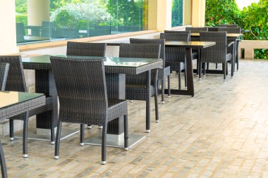 boş teras masası ve sandalye