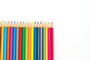 Kopyalama alanı olan beyaz arkaplan üzerindeki renk kalemi