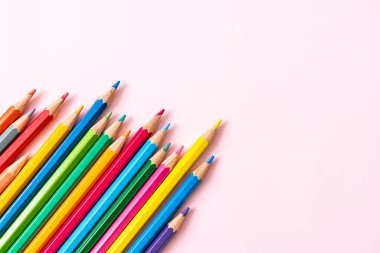 Fotokopi alanı olan pembe arkaplan üzerindeki renk kalemi