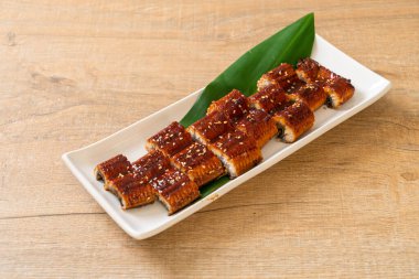 Dilimlenmiş yılan balığı ya da soslu ızgara unagi (Kabayaki) - Japon yemeği tarzı.