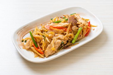 Zencefilli kızarmış tavuk. Asya usulü.