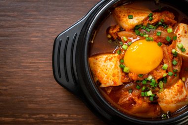 Yumuşak Tofulu Kimchi Çorbası veya Kore Kimchi Güveci - Kore Yemekleri Geleneksel Tarzı