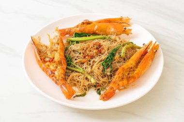 Kızarmış pirinç vermicelli ve nehir karidesli mimoza.