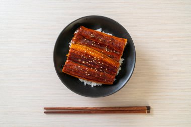 Japon yılan balığı pilav kasesi ya da Unagi don ile kızartılır.
