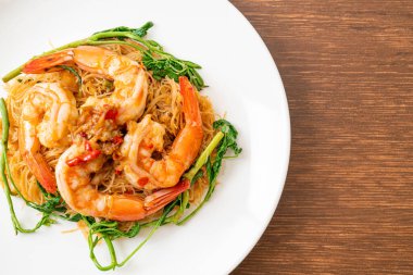 Kızarmış pirinç vermicelli ve karidesli su mimozası.