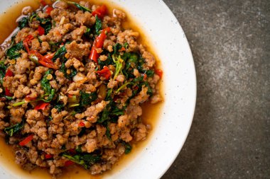 Tayland usulü kızarmış fesleğen, kıymalı ve biberli Tayland usulü.