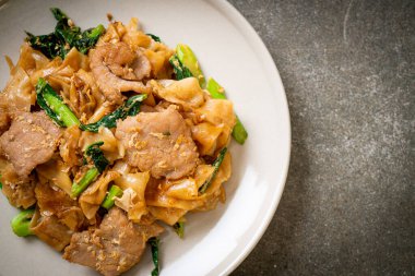 Kızarmış pirinç eriştesi, soya sosu, domuz eti ve lahana. Asya usulü.