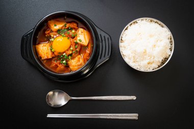 Yumuşak Tofulu Kimchi Çorbası veya Kore Kimchi Güveci - Kore Yemekleri Geleneksel Tarzı