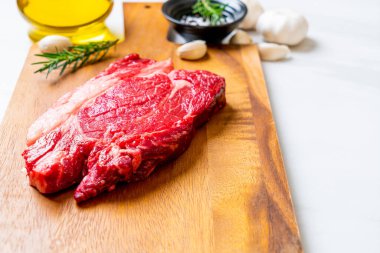 Taze çiğ biftek veya çiğ et.