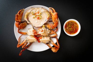 Baharatlı deniz ürünleri soslu taze sütle haşlanmış yumurta yengeci.