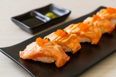 Japon usulü ızgara somon suşisi.