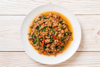 Tayland usulü kızarmış fesleğen, kıymalı ve biberli Tayland usulü.