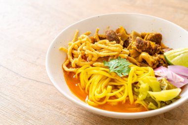 Kuzey Tayland usulü körili şehriye çorbası, haşlanmış domuz eti, Tayland usulü.