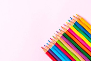 Fotokopi alanı olan pembe arkaplan üzerindeki renk kalemi