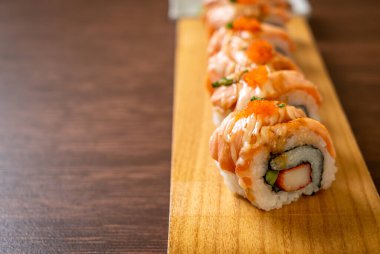 Sos soslu ızgara somon balığı. Japon usulü.