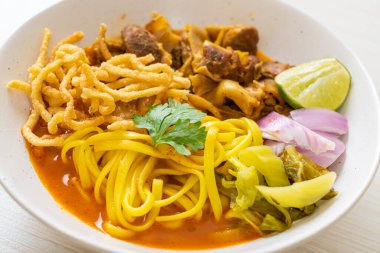 Kuzey Tayland usulü körili şehriye çorbası, haşlanmış domuz eti, Tayland usulü.